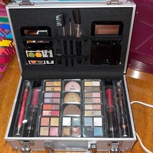 Makeup case set